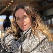 Professeur de Hatha et Yin yoga donne des cours à domicile et en ligne